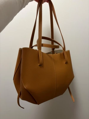 polene väska - som ny, typ aldrig använd. Jättefin men kommer ej till användning tyvärr. Ej autentisk!