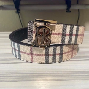 Burberry bälte - Säljer mitt burberry bälte de är för litet och är i storlek 110cm. Priset är ej skrivit i sten och kan diskuteras vid snabb affär. Vid övriga frågor eller funderingar skriv!