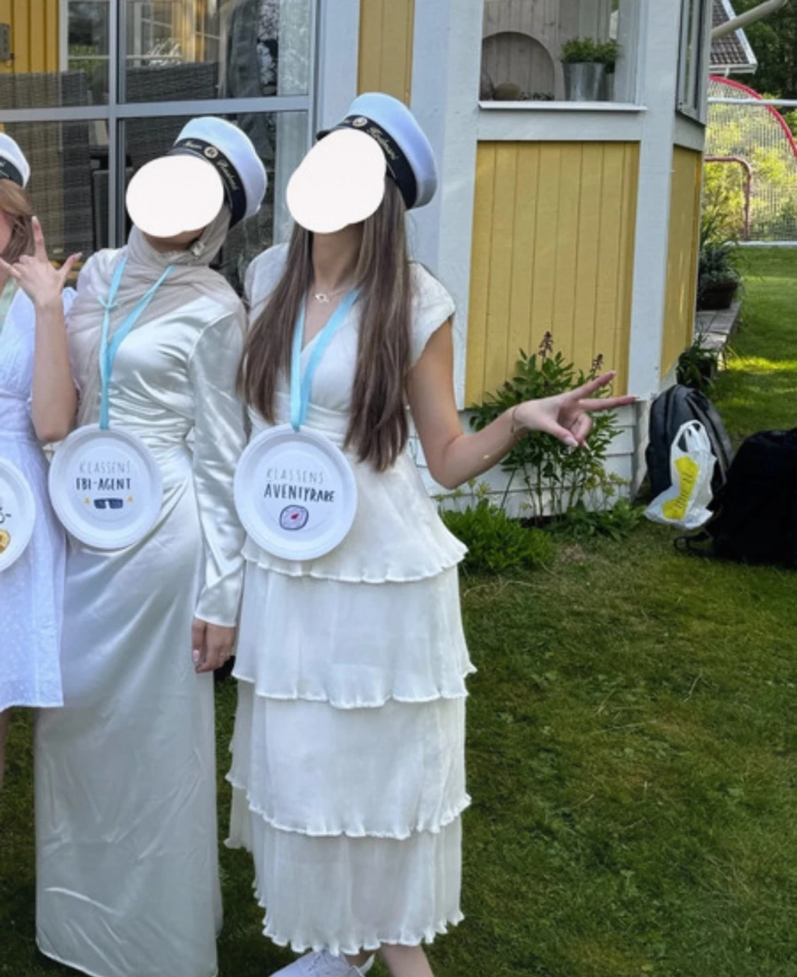 Vit studentklänning med volanger  - 2