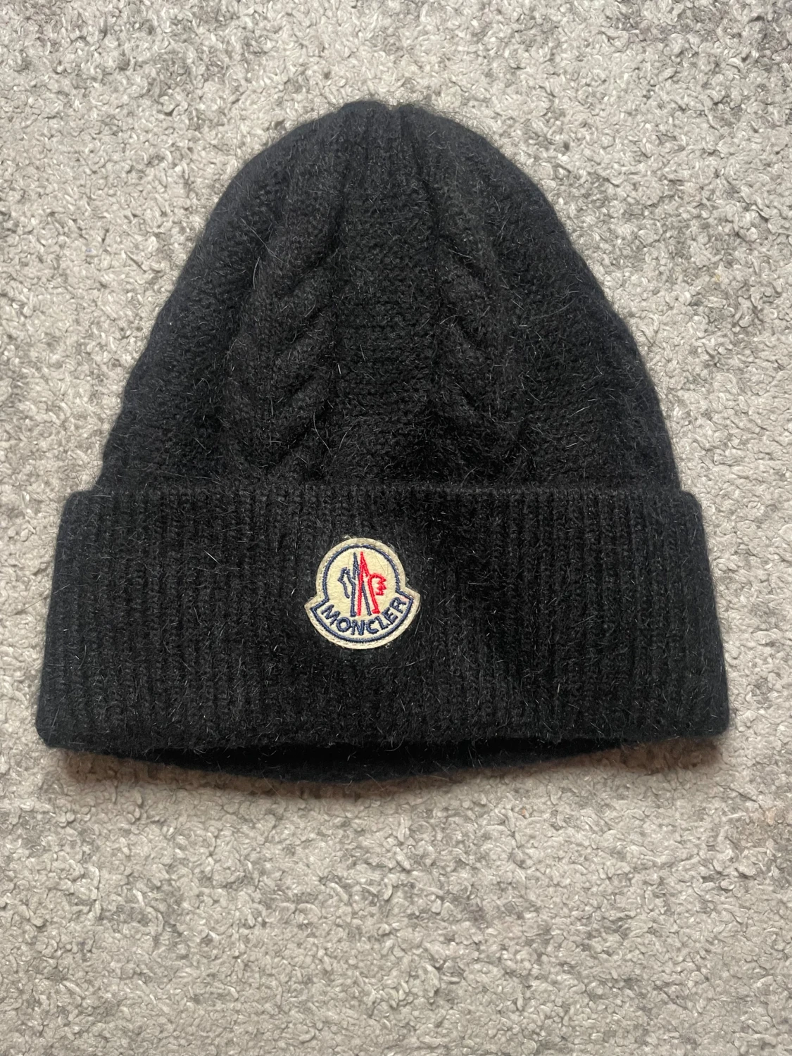 Svart Moncler kabelstickad mössa