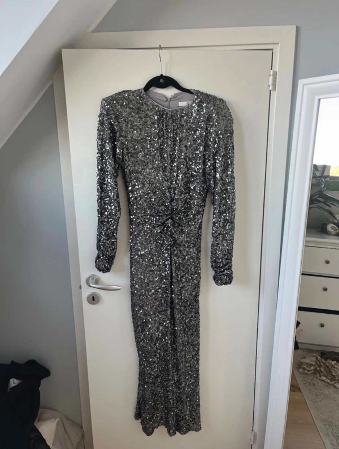 Glittrig långklänning från Icons