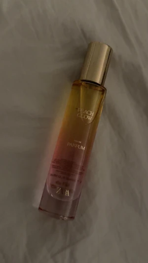 Peach Glow parfym - Peach Glow EDP från ZARA. Volym: 30 ml. Lätt att ha med i handväskan och har endast testats en gång.