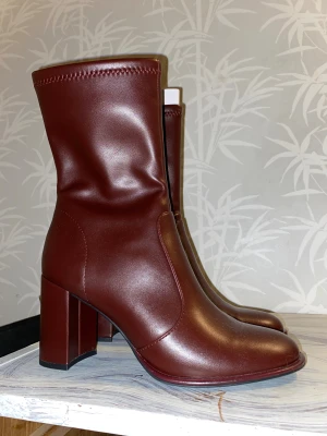 Burgundy boots, Deichmann - Snygga burgundy boots i läderimitation från Deichmann. Skorna har en rund tå och stilren design som passar perfekt till höst- och vinteroutfits. Perfekta för dig som vill ha en klassisk men trendig look. Storlek 39. 🌸