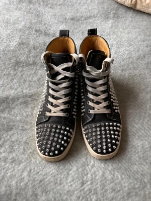 Louboutin - Använda sparsamt. Fint skick 9/10. Inget og. Självklart äkta