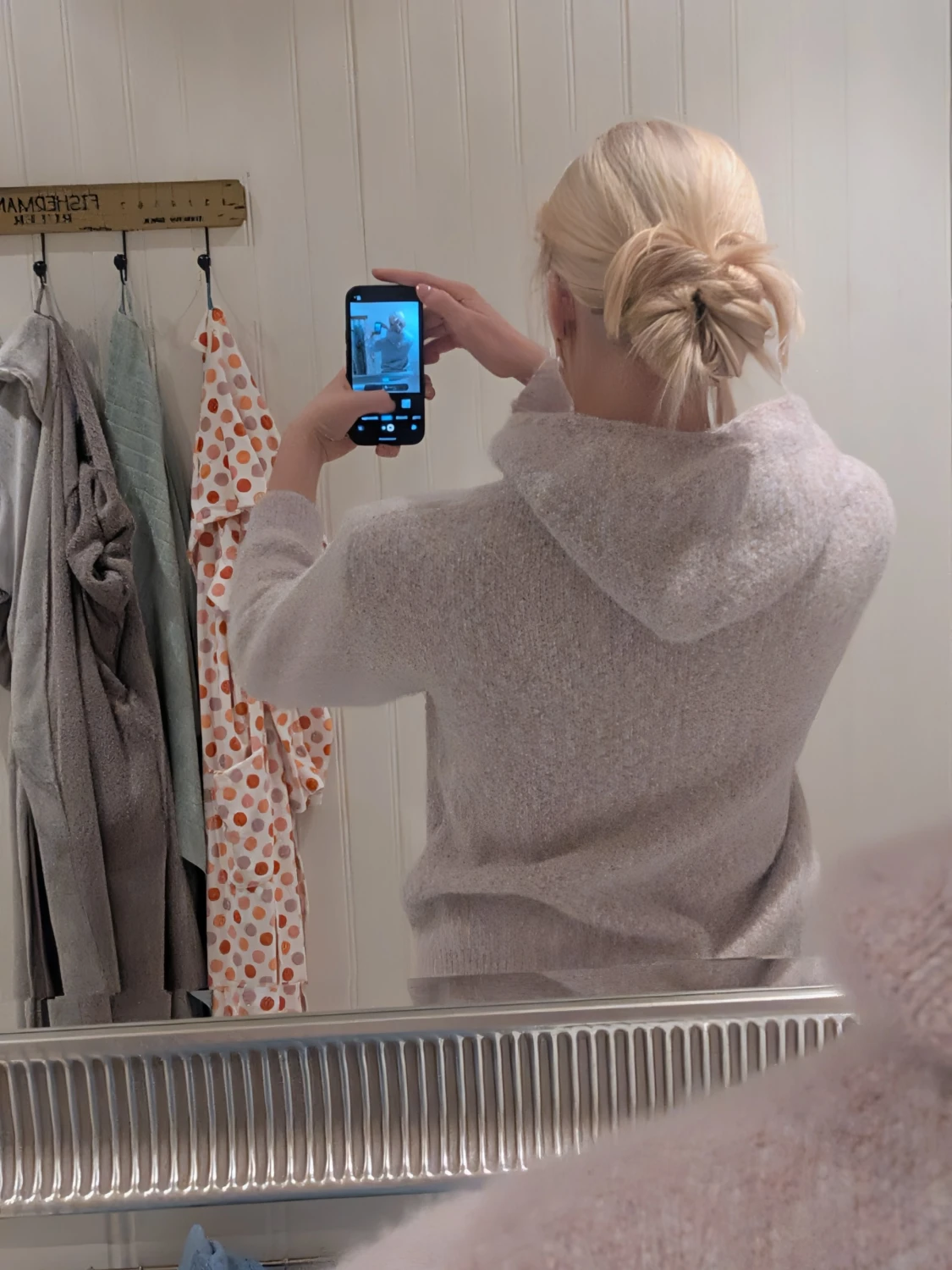 Beige stickad hoodie med snörning - 1