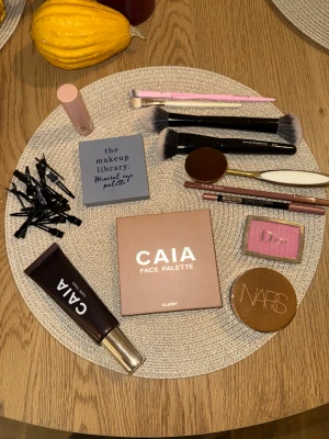 Smink - SÄLJER EJ STYCKVIS! Rensar pga flytt och säljer detta smink som ett kit, EJ var för sig. Märken: Caia (Classy palette, liquid bronser cape town, läppstift - Chic, läpppenna - Bianca), Nars (Laguna 02 bronzing cream) Dior (backstage rosy glow blush) och borstarna är blandade, b.la från H&M, kicks och brushworks. Vissa produkterna är helt oanvända medan några är testade. Se skick själva och/eller skriv för fler bilder. Skickar även med hårklämmor! Värdet är runt 2800 kr vid nypris💕