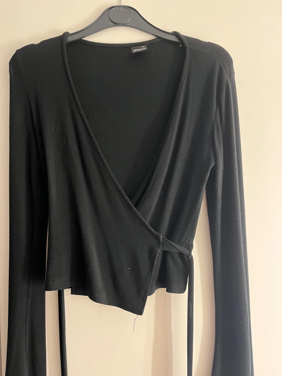 Svart omlottopp från Gina Tricot  - 2