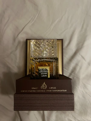 Lattafa Khamrah Qahwa - En varm och lyxig doft med tydlig kaffenot som blandar med söt vanilj, kryddor och mjuka trätoner. Flaskan och paketet är i perfekt skick, 85 ml kvar. Priset kan diskuteras vid snabbaffär! 