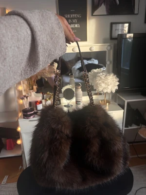 Päls väska 🤎 - Jätte fin unik väska!! Köptes i en butik i Frankrike och har ej kommit till användning sen dess. Väldigt rymlig 🤎🤩