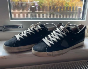 Svarta Philippe Model Sneakers🛡️ - Philippe modell skor🛡️. Skorna är i italienskt läder och fin unik mocka. De är i fint skick och tvättade, sulan på skon är skadad men kan fixas med skolim eller skomakare✅ Låda finns. Jag fraktar inom 24 timmar 🚚 