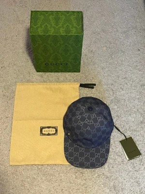 Blå unik keps - Säljer en mycket unik keps i färgen blå. Storlek är M som motsvarar 58cm och pris kan självklart diskuteras!