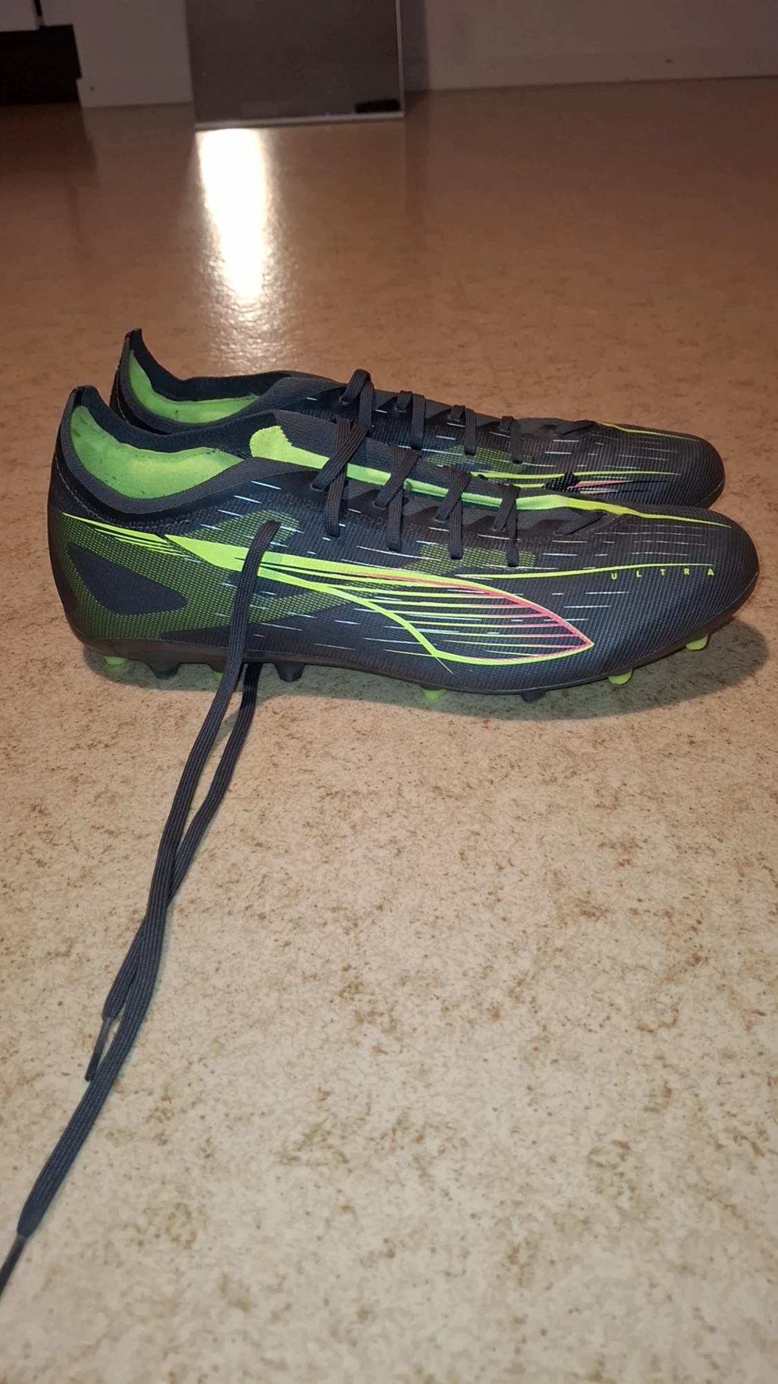 Puma Ultra svarta och neon fotbollsskor - 2