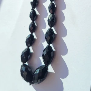 Antique glass bead necklace  - Has a metal clasp, it is made of glass. From the 1920s or 1930s. Reflects and sparkles. Some scuffs/ signs of wear, but that is to be expected with it's age.  Pick up Obbola, can be brought to ica maxi, nus, vasaplan, or capio hc dragonen. Shipping avaible