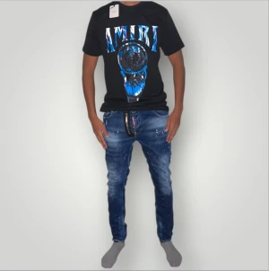 Amiri tshirt strl M  - Helt ny. Fin replika med grym kvalitet. Modellen är 175cm lång. Normal i passformen. Pris: 999kr. Först till kvarn som gäller. Skickas direkt inom 24h