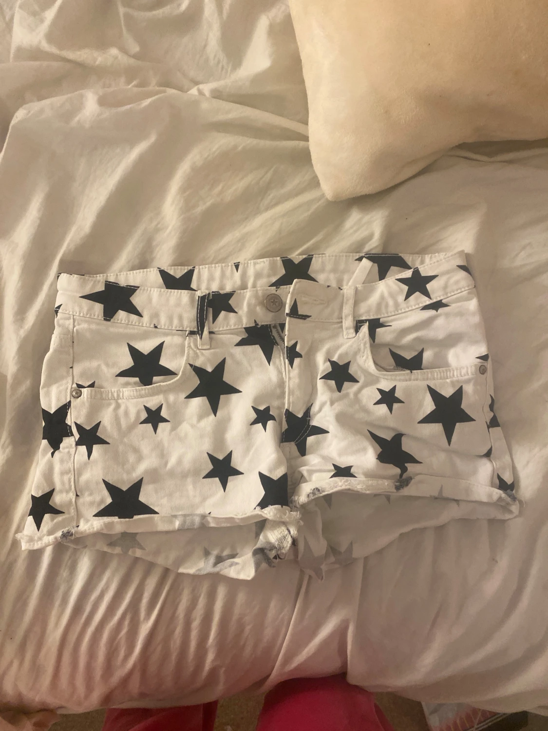 Vita shorts med svarta stjärnor