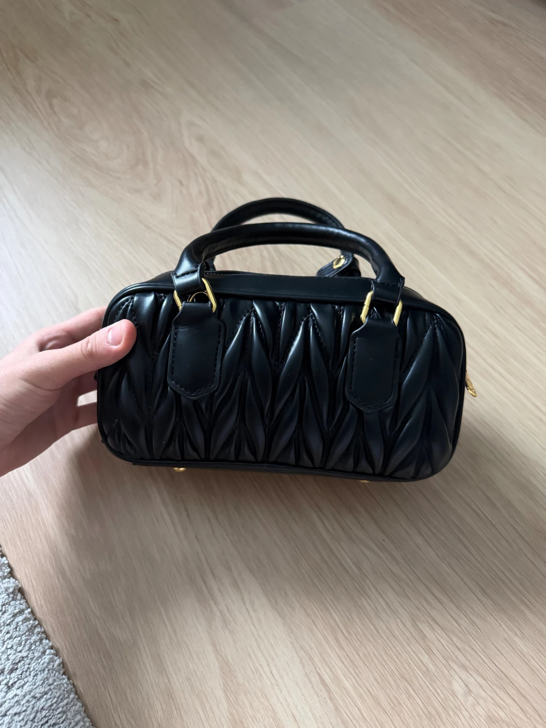 Svart quiltad handväska från Miu Miu - 1