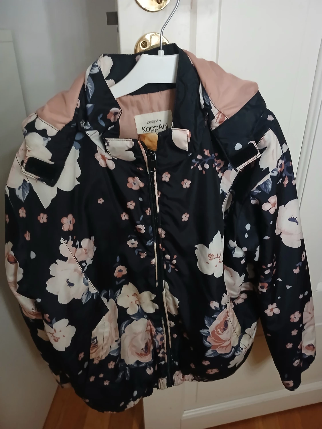 Blommig pufferjacka från Kappahl