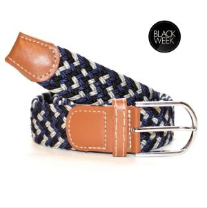 Flätat Bälte - SVART, GRÅ, BLÅ - Montore’s flätade bälte som även är känt som ”grisch bältet” är ett stilrent elastikt bälte. Tack vare att det är elastiskt så finns inga färdiga hål som i ett traditionellt bälte och det gör att det passar alla. Bältet är ca 105cm långt. Vid fler frågor eller funderingar så är du varmt välkommen att höra av dig!