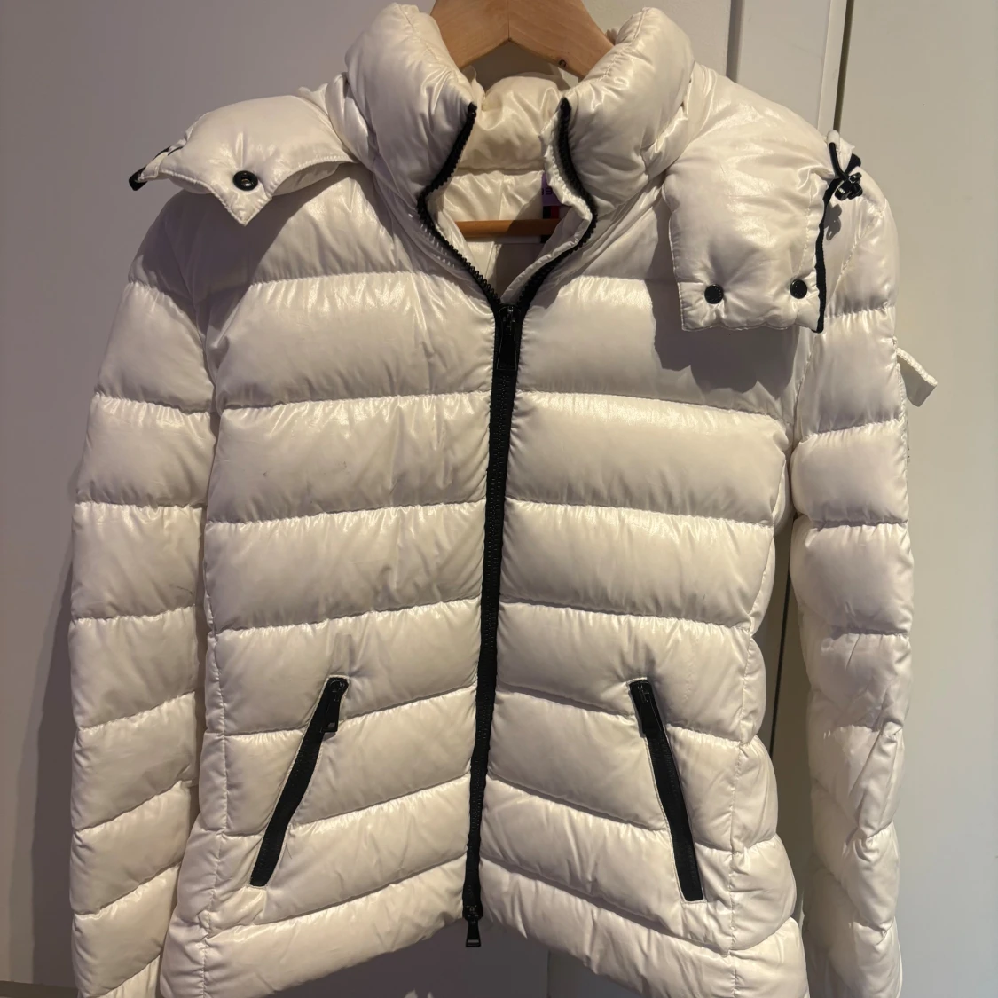 Vit Moncler pufferjacka med dragkedja