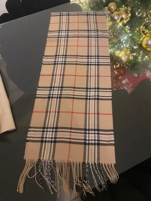 Snygg halsduk  - Ca 170 cm lång halsduk. Helt ny