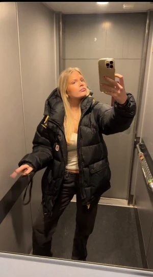 Svart Fjällräven Expedition jacka - Säljer min svarta fjällräven expedition jacka då jag vill köpa en mindre storlek, nypris 7500kr. Endast använd 1 vinter. Jackan är i herrstorlek men upplever inte att det påverkar mer än längden på jackan. Jag är 174 cm och på mig är längden perfekt. Passar storlek L också, och M om man gillar oversize! Kan förhandla priset 