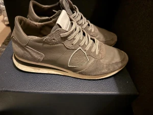  Philippe Model - Snygga grå sneakers från Philippe Model.  Inga skador.  Perfekt inför vintern nu och en stor längdskillnad i dom.  Har inte tvättat dom så dom är lite smutsiga box ingår 