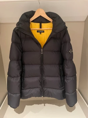 J.Lindeberg jacka - Tjena! Säljer nu denna J.Lindeberg jacka. Storlek M. Skick 9,5 /10. Nypris på denna är ca 4800 och mitt pris 2499, (pris kan diskuteras vid snabb affär). Hör gärna av er vid minsta fundering/fråga. MVH JL Sellout 