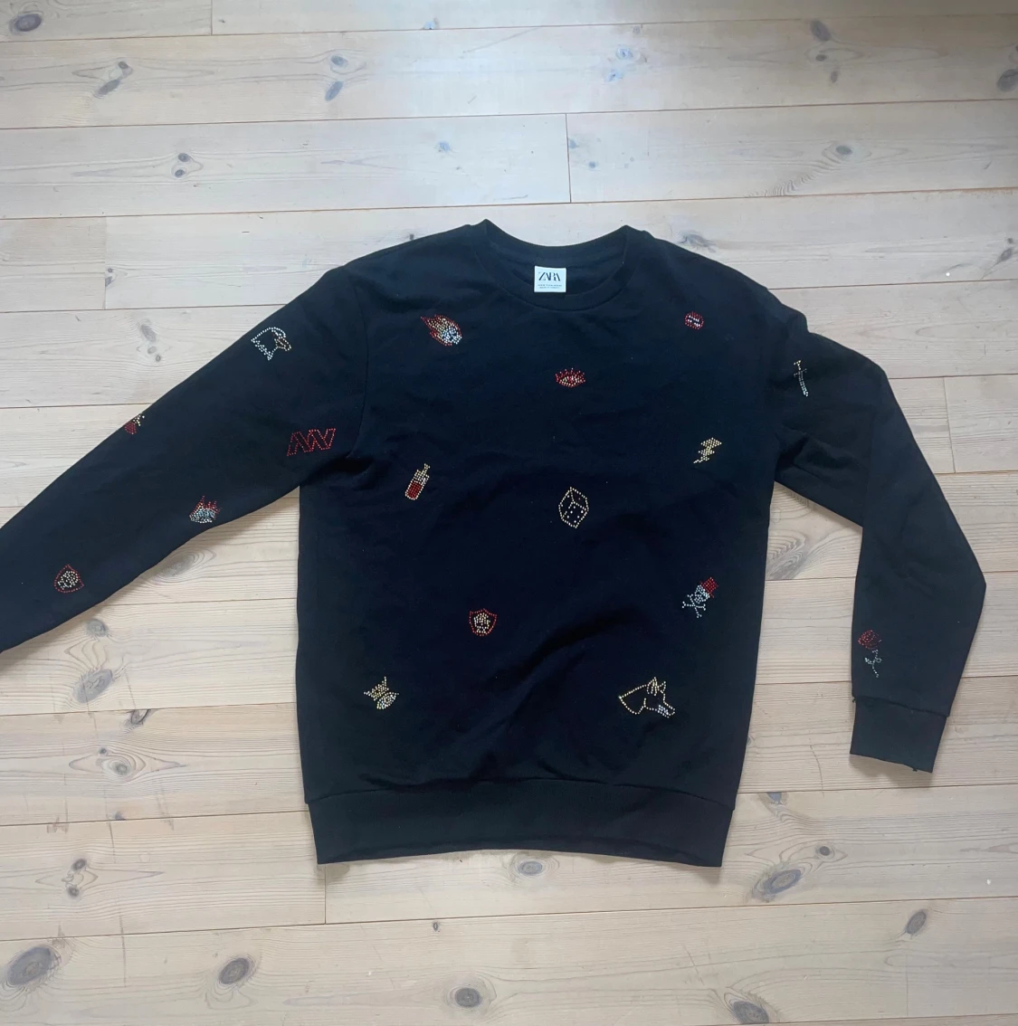 Svart sweatshirt med paljetter från Zara - 2