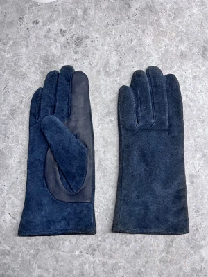 Mocka / Läder handskar - Schyssta handskar med en kombination av snyggt läder och mocka. Aldrig någonsin användna då de var för små för mig. I storlek S/M men borde, enligt mig, vara 7 i handsk-storlek.