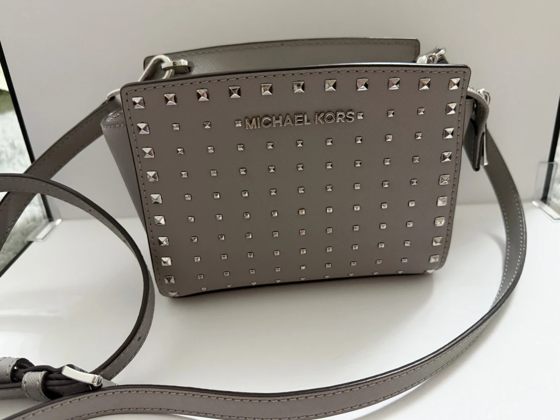 Grå axelväska med nitar från Michael Kors