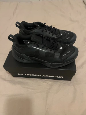  Under Armour skor - Snygg diskret sneakers från Under Armour. Perfekt för dig som vill ha bekväma skor till vardagen. Storlek 42,5. Postar samma dag 🎁