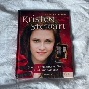 Bok om Kristen Stewart  - En bok i mycket bra skick som handlar om Kristen Stewart samt filmserien twilight❤️ Boken är på engelska och är endast läst 1 gång🤩I boken står det att det ska finnas en poster men den är tyvärr borta 