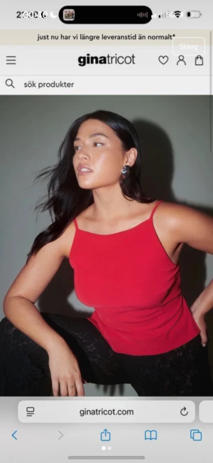 Röd linnetopp med öppen rygg Gina Tricot - Snygg röd linnetopp från Gina Tricot med tunna axelband och öppen rygg med dubbla banddetaljer. Helt ny, storlek xs