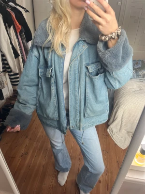 Vinter jeans jacka  - Den har fordring inuti så man kan ha den som vinterjacka ❤️ inga defekter 
