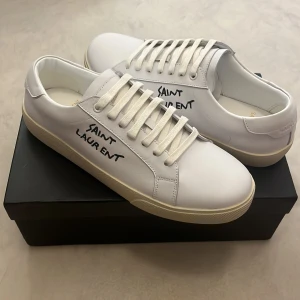 Saint Laurent vita skor - Sälja ett par från YSL. Helt ny skick 10/10. Strorlek är 43. Finns allt med kvitto finns . Passa vinternskor och som en present till jul. Pris kan diskutera🫶