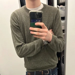 Oscar Jacobsson tröja - Säljer en riktigt fet Oscar Jacobsson tröja, skick 7,5/10. Säljer pga för liten. Referens väger 68 kg och är 183 cm lång.  Bara att höra av sig i dm om ni har minsta fråga! 