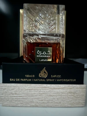 Lattafa Khamrah Eau de Parfum - Khamrah från Lattafa är en Eau de Parfum på 100 ml. Snygg och modern flaska som sticker ut i samlingen. Perfekt för dig som vill ha en vanilj lukt till vinter. Använd ett fåtal gånger.
