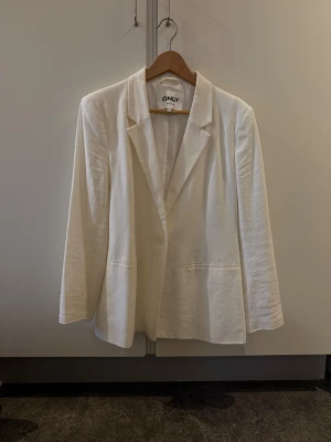 Vit linne liknande kavaj - Kavaj från märket Only. Strl. 42 Bra skick.
