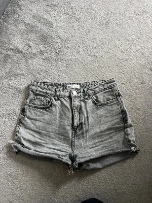 Jeansshorts  - Gråa, jeans men klippta 