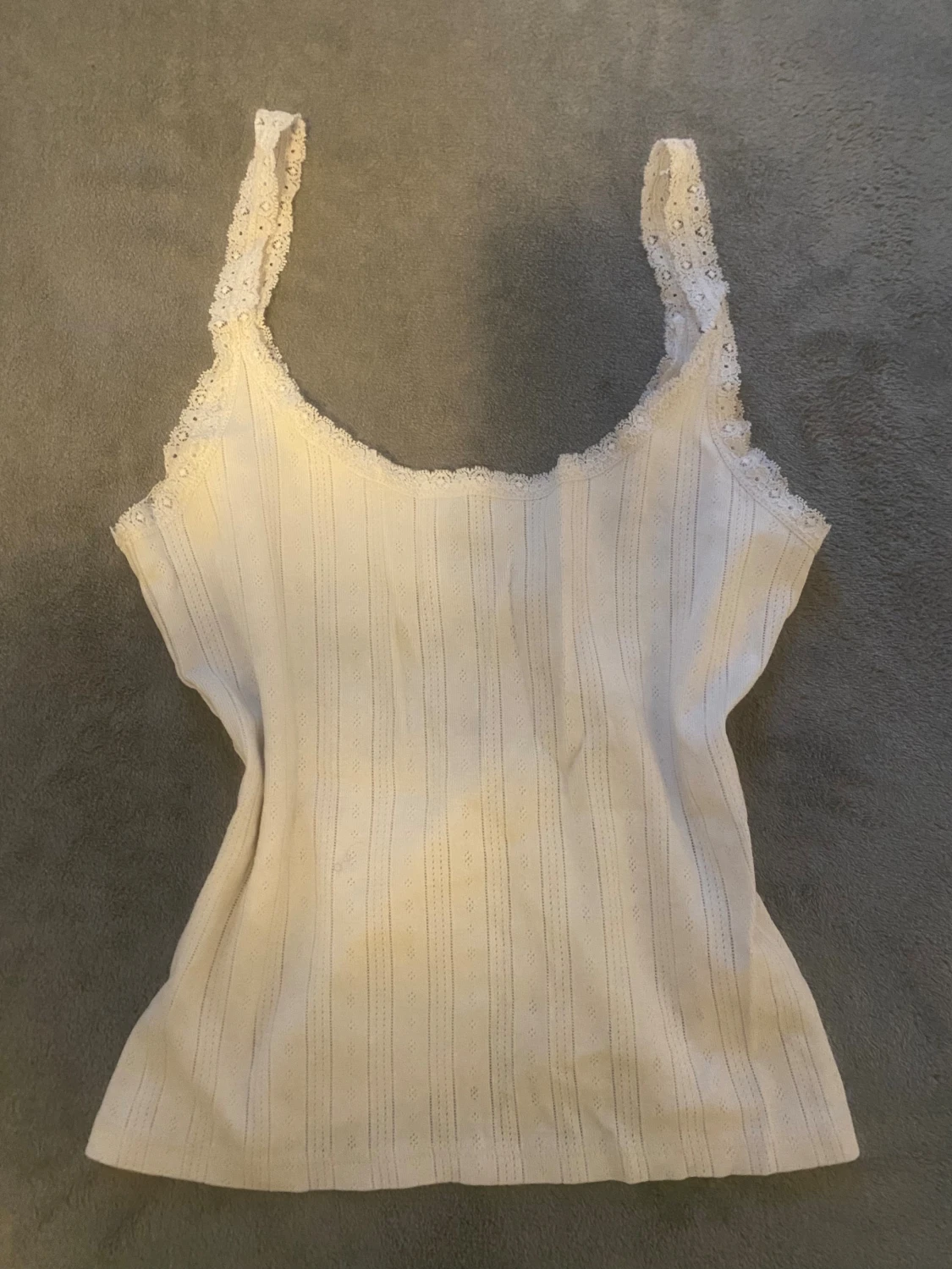 Vit spetskantad linnetopp