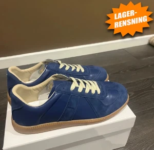 Maison margielas  - Säljer ett par maison margielas Gats, strl 44 blå Passar med många outfits och är sköna. Skriv vid frågor! Även dustbag och låda medföljer!