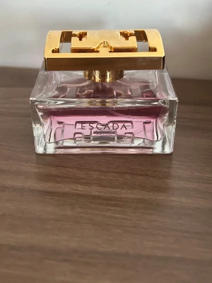 Escada parfym  - Escada Especially Eau de parfum 50ml köpt på cocopanda för 913kr. Endast testad. Till doftnoterna hör päron, rosor och mysk. Kan sänka pris vid snabb affär