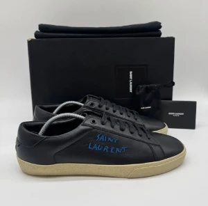 Saint Laurent skor - Tjena, säljer mina saint Laurent skor, BARA PROVADE och är i nästintill nyskick! Dessa är varmare än man tror och passar bra nu till vinter men även året om! de är storlek 42 men sitter som 43 i storleken. För fler frågor/bilder är det bara att skriva! KAN DISKUTERA PRISET!