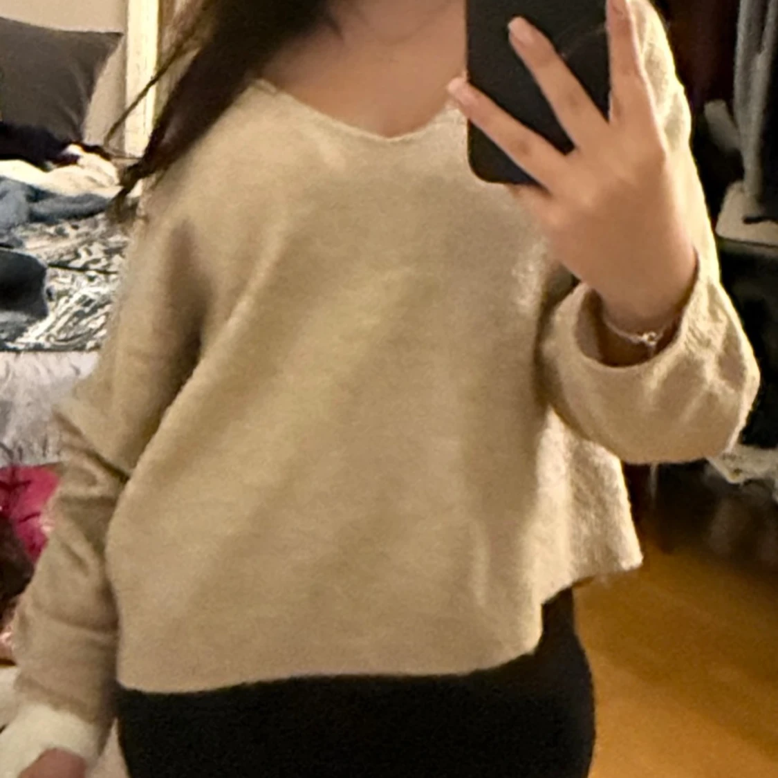 Beige stickad v-ringad tröja