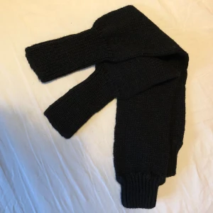 Stickade benvärmare/armvärmare - Stickade benvärmare/armvärmare. Aldrig använda. Längd ca 60cm.