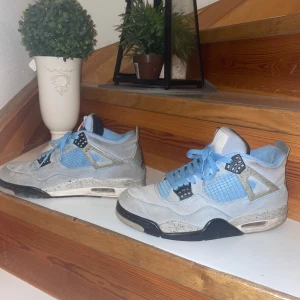 Nike Air Jordan 4 University Blue - Säljer dessa varma och riktigt sköna jordans. Dem är lite slitna som ses på bilden. Därav priset. Storlek 43. Box medföljer!! Bara att skriva!