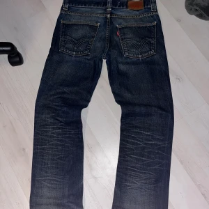 VINTAGE Levis 511 32/32 - Otroligt feta regular passform Levis i storlek 32/32, tvätten är så sjukt snygg o har as najs detaljer pågrund av användning. Aldrig sett sån här design på LEVI’S, riktigt najs. Sitter perfekt över skorna och är en regular passform. Är egentligen längd 34 men de är mätta till 32 inches så de är 32/32.