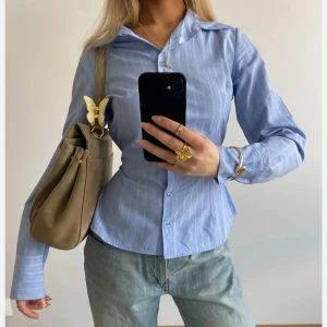  Skjorta från Design by Si - Snygg blå skjorta med vita ränder från Design by Si. I nyskick!! 