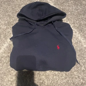 Ralph lauren hoodie - En snygg mörkblå Ralph lauren hoodie i mycket bra skick storlek L bara att skriva vid frågor eller intressen