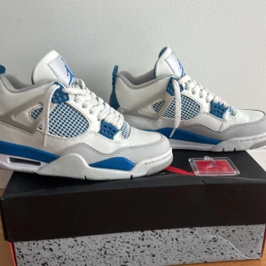 Nike Air Jordan 4 Retro military blue - Lätt använda Jordan 4s. Säljes då de ej passar. Storlek 40. Pris kan diskuteras.